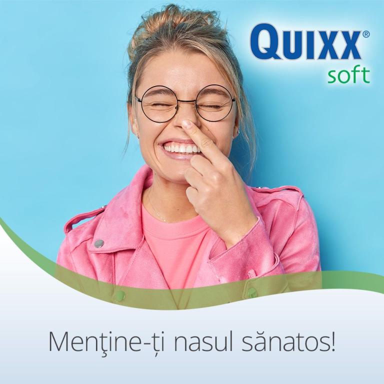 Femeie fericită care își atinge nasul