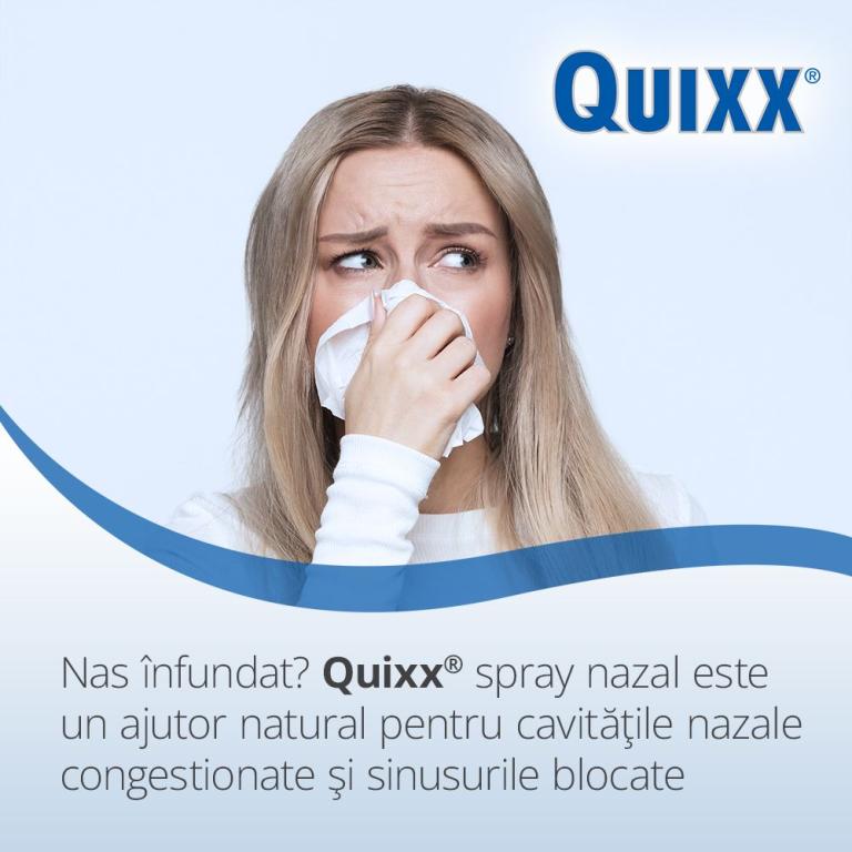 Femeie care își acoperă nasul cu un șervețel.