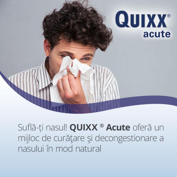 Un bărbat își curăță nasul cu un șervețel.